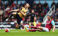 Fan Arsenal đòi thẻ đỏ dành cho Andy Carroll