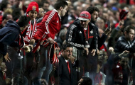 'Đại náo' khán đài, CĐV Benfica cũng không thể làm chùn bước Hùm xám