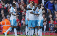 Góc Newcastle: Tiếng chim hót trong bụi mận gai