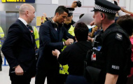 Ronaldo và đồng đội bị vây kín ở Manchester