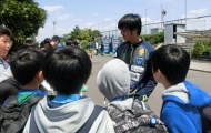 Tuấn Anh bị fan nhí vây kín ở Yokohama