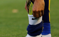 Neymar khoe đệm ống chân in hình mình trong ngày Barca thắng nhẹ