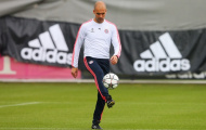 Pep Guardiola tâng bóng đầy suy tư trên sân tập