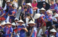 CĐV FC Tokyo “choáng điện” nắng nóng ở Bình Dương