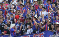 CĐV FC Tokyo mở hội trên sân Gò Đậu sau chiến thắng đội nhà