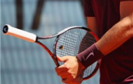 Video: Bernard Tomic gây sốc với pha quay cán vợt đỡ bóng