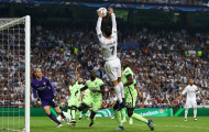 Chết cười với pha dùng tay 'úp sọt' của Ronaldo