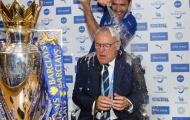 Claudio Ranieri tắm trong champagne ngày Leicester vô địch