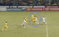 Video: Trọng tài tưởng tượng ra phạt đền, SLNA nổi nóng