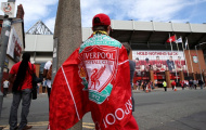 CĐV đeo mặt nạ Klopp vào sân cổ vũ Liverpool