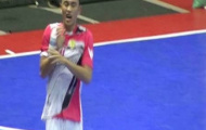 Chọc tức khán giả, một cầu thủ bị ném chai nước ở giải futsal VĐQG