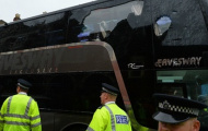CĐV West Ham đập vỡ xe buýt MU, trận đấu bị trì hoãn