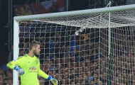 De Gea lia chai nước về phía CĐV M.U trong ngày 'Quỷ đỏ' thất thủ