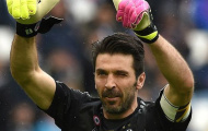 Ranieri bất ngờ tặng áo đấu đầy chữ kí cho 'Người nhện' Buffon
