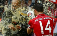 Pep Guardiola cười hết ga khi được học trò cho tắm bia ngày nhận cup