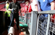 Chùm ảnh: Sân Old Trafford rúng động vì chiếc túi lạ