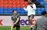 Milner quỳ gối nhận lệnh phải thắng trước HLV Klopp