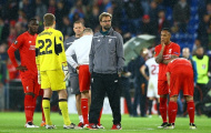 Thua ngược Sevilla, cầu thủ Liverpool ôm mặt khóc trên sân