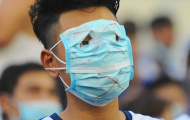 CĐV Quảng Ninh đeo khẩu trang cổ vũ V-League