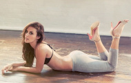 Lucy Watson: Nữ CĐV Chelsea nuột nà đến từng chi tiết