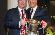 Sir Alex chúc mừng HLV Van Gaal có danh hiệu đầu tiên cùng M.U