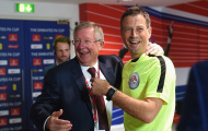 Sir Alex cười đùa với trọng tài Clattenburg