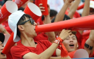 CĐV Hải Phòng dùng loa giấy và pháo sáng cổ vũ V-League