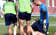Đồng đội hốt hoảng nhìn Ronaldo dính chấn thương trên sân