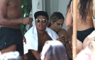 Chia tay 'máy bay', Jesse Lingard quấn quít gái lạ ngực khủng