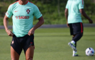 Ronaldo hết kỳ nghỉ có gái lạ, trở về tuyển Bồ Đào Nha