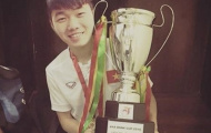 Xuân Trường nhờ Văn Toàn ghép ảnh nâng cúp vô địch