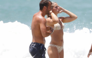 Van der Vaart ghì chặt bồ trẻ hôn lấy hôn để