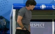 Phát hoảng với Joachim Loew: Sờ vùng nhạy cảm, rồi... ngửi!