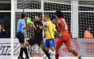 Tuyển Brazil bao vây trọng tài khi công nhận 'bàn tay của Chúa'