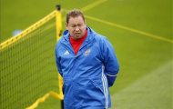 Sợ bị loại, HLV trưởng tuyển Nga xuống nước 'cầu xin' CĐV