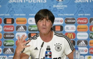 Joachim Loew lo ngại vật cản Ba Lan