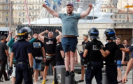 50 CĐV Đức vây đánh 2 phóng viên tại Pháp