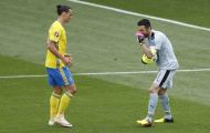Thủ thành Buffon bịt miệng 'cười' Ibra 'vô dụng'