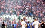 Chùm ảnh: CĐV Croatia hóa 'khủng bố', cầu thủ sợ chết khiếp