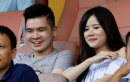 Con trai bầu Hiển khoe bạn gái, Hà Nội T&T đè bẹp “gà” bầu Đức