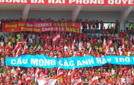 CĐV V-League treo băng-rôn tưởng nhớ phi công hy sinh