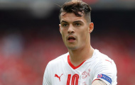 Xhaka bình thường như… Charlie Adam