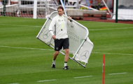 Joachim Loew chơi đùa với chai nước trong buổi tập gần nhất