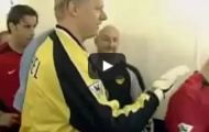 Video: Gary Neville phũ phàng từ chối bắt tay Peter Schmeichel