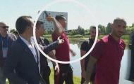 Ronaldo giật micro của phóng viên ném xuống hồ nước
