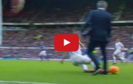 Video: Jose Mourinho vào sân đốn ngã cầu thủ vẫn được vỗ tay hoan nghênh