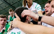 Người hùng Ireland vỡ òa trong vòng tay người thân