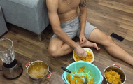 Thủ môn tuyển Việt Nam vào bếp chăm vợ mang bầu