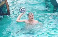 Tỏ vẻ thư thái, Mourinho mưu tính gì với M.U?