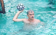 Điểm tin hậu trường 24/6: Mourinho ‘tung tăng’ trước núi công việc; Cầu thủ bị đuổi vì… xì hơi ngay trên sân